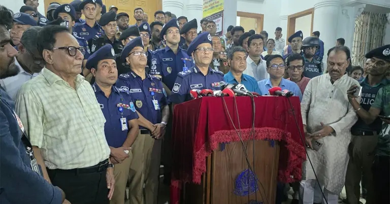 সংবাদ সম্মেলনে পুলিশের